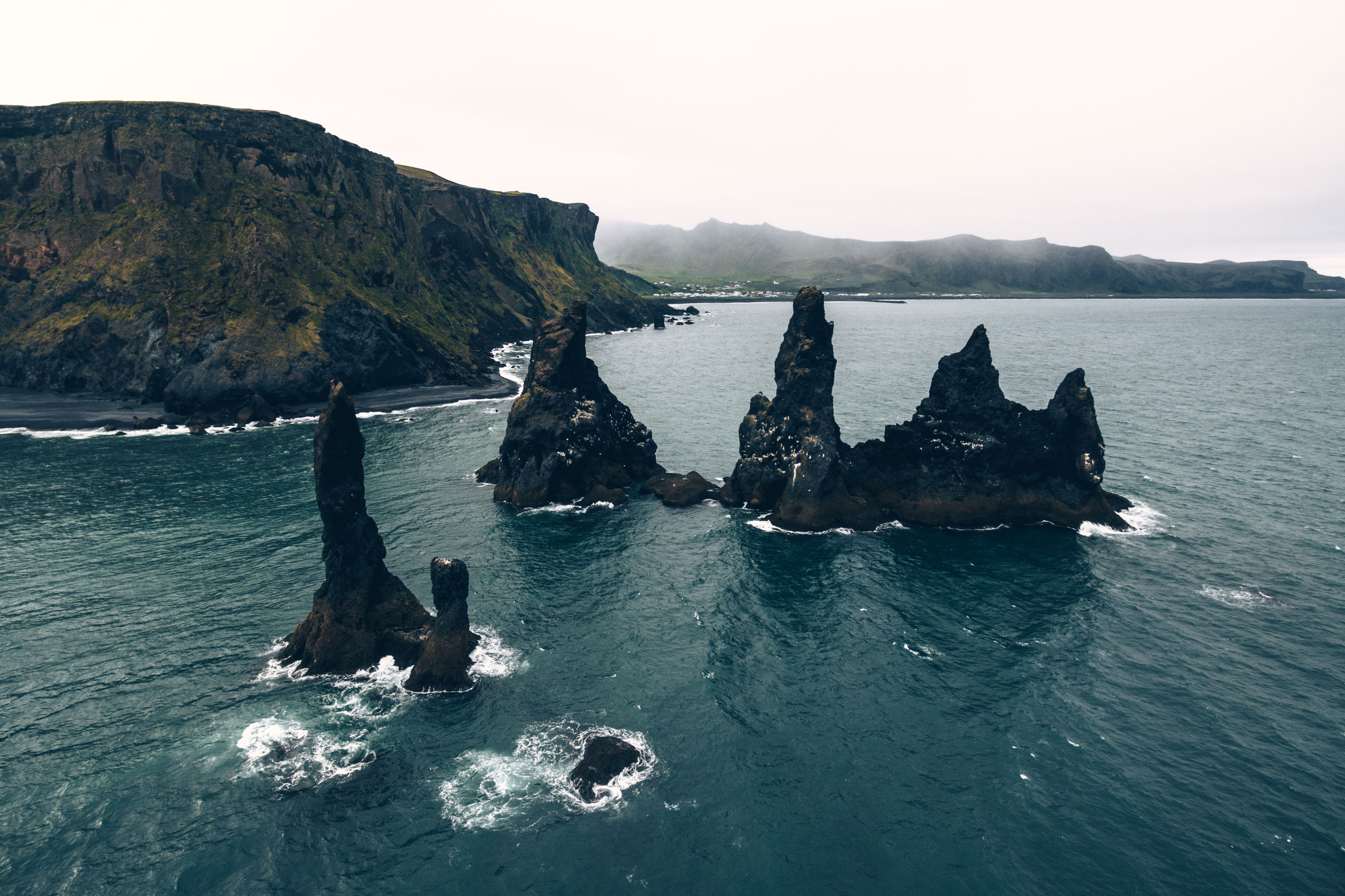 Рейнисдрангар — базальтовые колоны в море