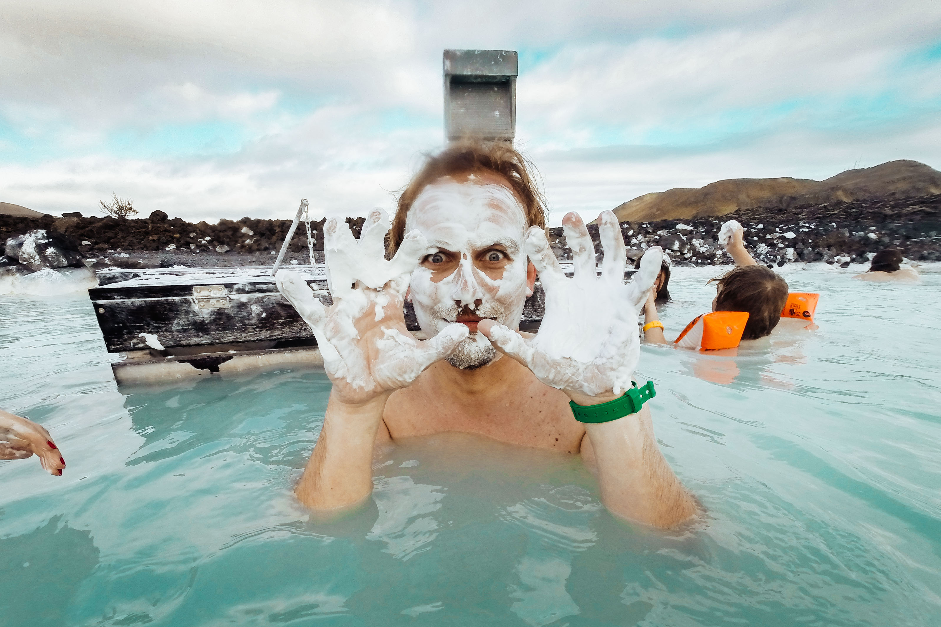 Почему в исландии большое количество действующих. Голубая Лагуна - геотермальный бассейн в Исландии. Голубая Лагуна Исландия глина. Исландия Рейкьявик голубая Лагуна. Спа центр голубая Лагуна Исландия.